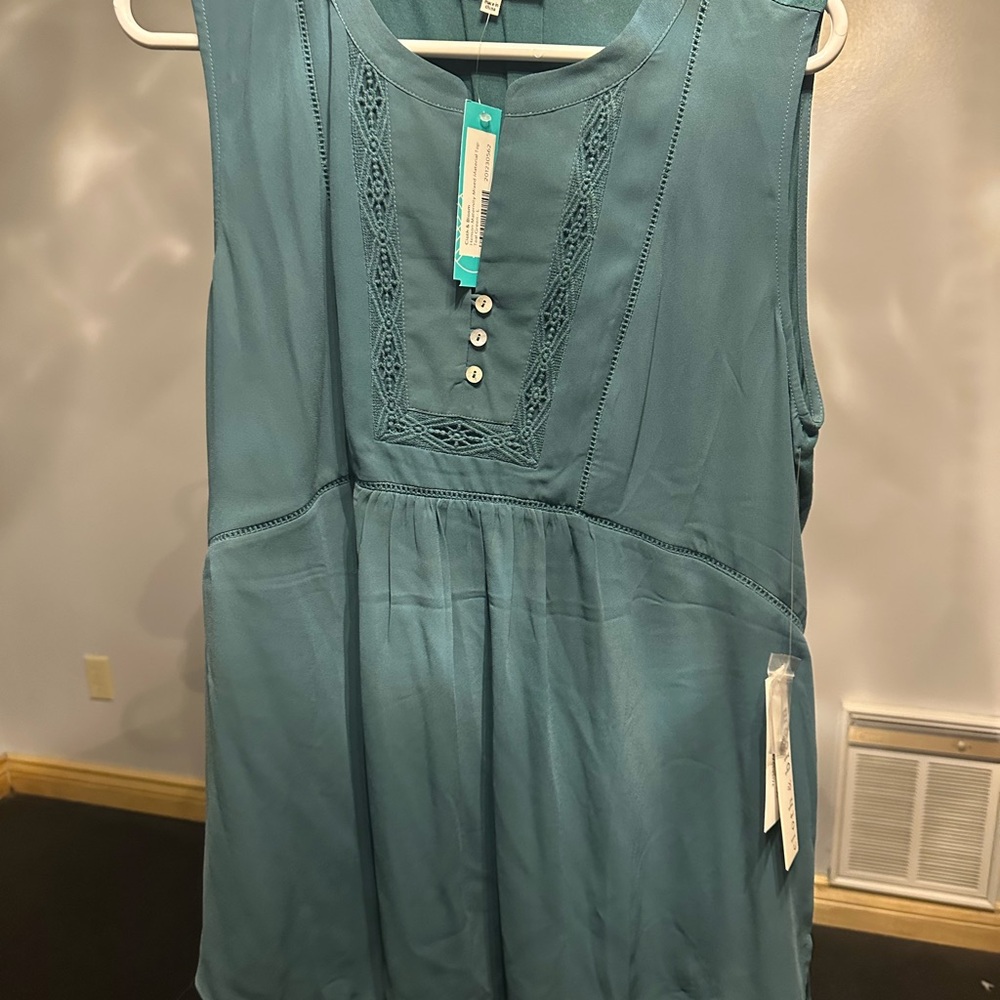 Sleeveless Teal Tunic with Lace-Trim Button Placket